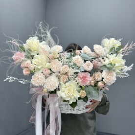 «Июньский вечер» корзина с французскими розами и ажурными диантусами K1