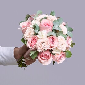 Букет невесты из роз с эвкалиптом