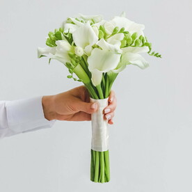 Букет невесты из калл и фрезий