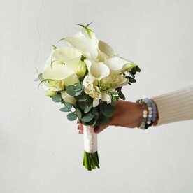 Букет невесты из калл и альстромерий