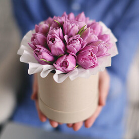 Тюльпаны в шляпной коробке «Амур»