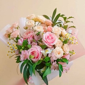 Букет из роз и ромашек