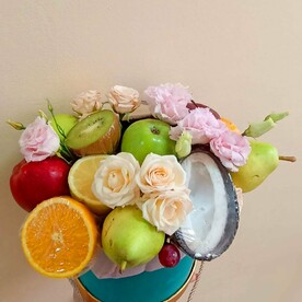 Съедобная композиция в шляпной коробке