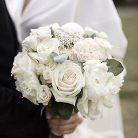 Букет невесты из роз и гвоздик «Шик»