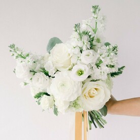 Букет невесты из роз, маттиол и эустомы