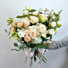 Букет из роз, гортензии и эустомы «Молекула нежности»