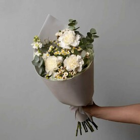 Букет из гвоздик, ромашек и эвкалипта