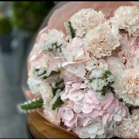Авторский букет с гортензиями