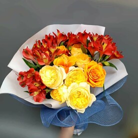 Букет из роз и альстромерий
