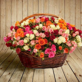 Букет классических и кустовых роз в корзине