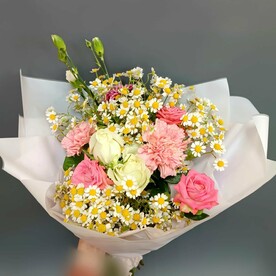 Букет из роз, гвоздик и матрикарий