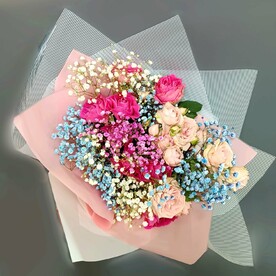 Букет кустовых роз и гипсофил