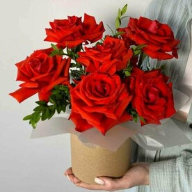 Букет красных роз в шляпной коробке