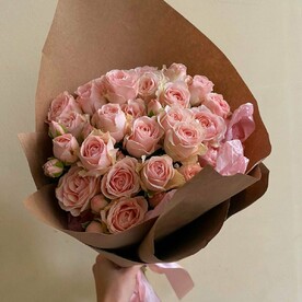 Букет кустовых роз в крафте