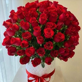 Букет красных роз в шляпной коробке