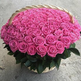 Букет розовых роз в корзине