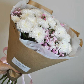 Букет с хризантемой и гипсофилой