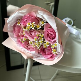 Нежный букет с ромашками и розами