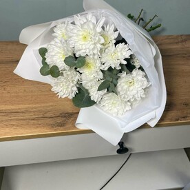 Букет с хризантемой и эвкалиптом