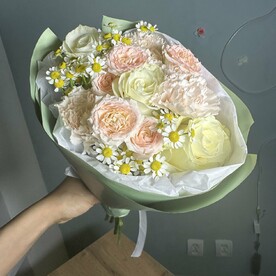 Букет-комплимент с ромашкой и розами