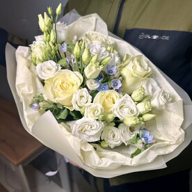 Букет белоснежный с голубыми акцентами