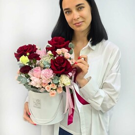 Новая встреча французские розы в шляпной коробке