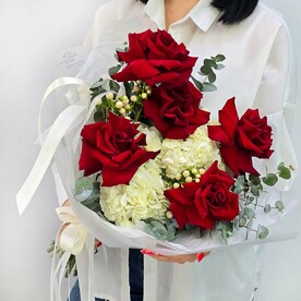 Губ твоих касанье букет красных французских роз