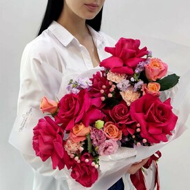 Райские яблочки букет французских роз и гвоздик