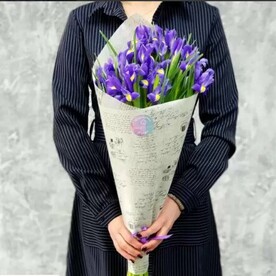 Букет из 15 ирисов в стильной упаковке