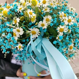 Композиция в коробке из нежной ромашки и гипсофил