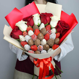 Букет из кенийских роз и клубники "Танго"