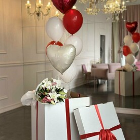 Коробка сюрприз+букет "Цветочный дебют"