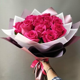 17 малиновых роз в красивой упаковке