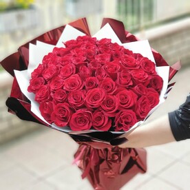 51 роза в красивой упаковке