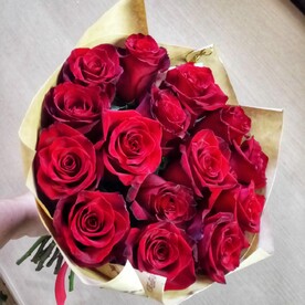 Красные розы в крафте