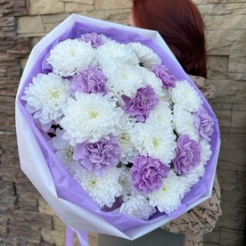 Букет Сиреневые диантусы с хризантемой