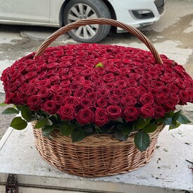 Большая корзина с розами