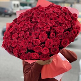 101 бордовая роза