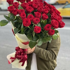 51 бордовая роза