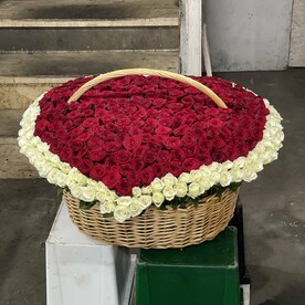 Корзина с розами сердце