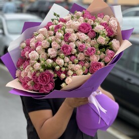 Букет из пионовидных кустовых роз