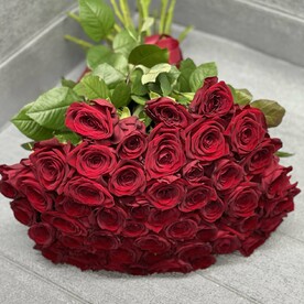 Шикарные бордовые розы