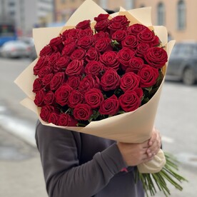 51 бордовая роза в матовой пленке