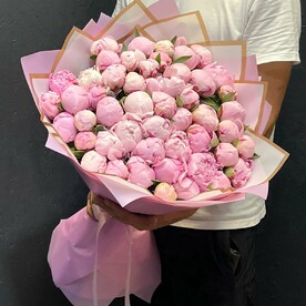 Букет из 51 нежных пионов
