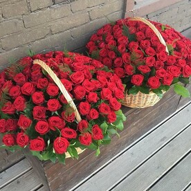 Розы в корзине