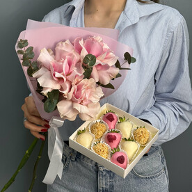 Мини-букет с французскими розами и набор клубники в шоколаде