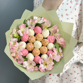 Букет из клубники в шоколаде и розовой альстромерии Fairytale