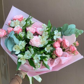 Пионовидная роза и альстромерия