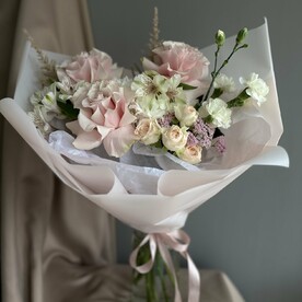 Букет с хризантемой, диантусом и французской розой