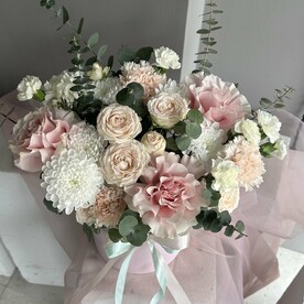 Цветы в шляпной коробке, не требуют вазы